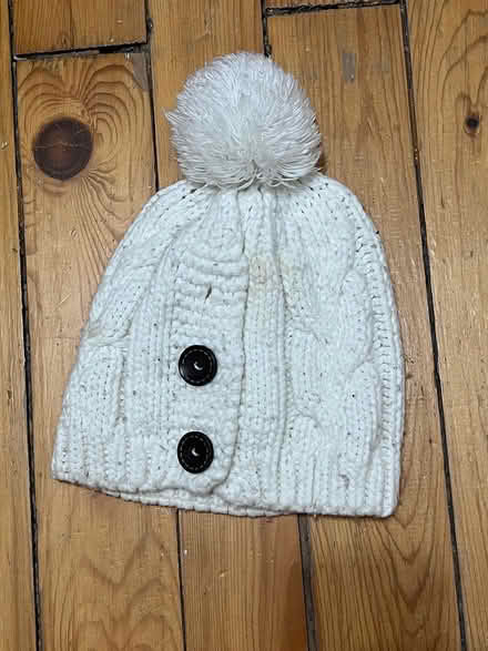 Photo of free white tuque with pompom (Hintonburg) #1