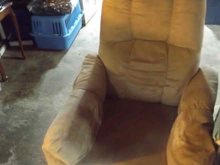 Photo of free 2 sued recliners (gatineau (HULL)) #1