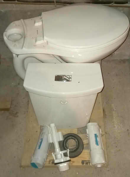 Photo of free Toilet (North York: Bathurst Manor) #1