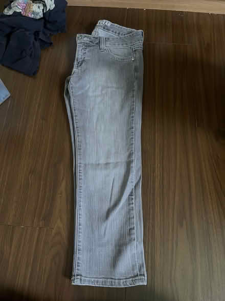 Photo of free Sz 7 Light grey low-rise jeans (Mississauga (East Credit)) #2