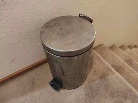 Photo of free Garbage can with lid (Snohomish, (Clearview)) #1