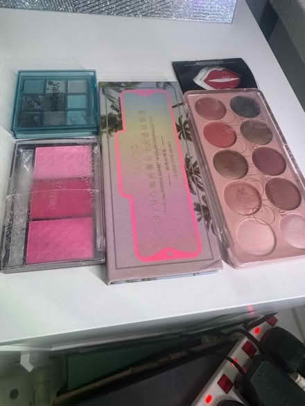 Photo of free Eyeshadow and blusher (Harold Hill RM3) #1