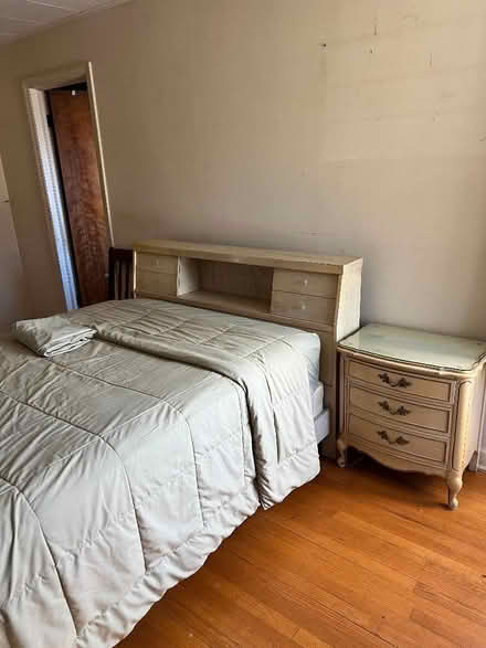 Photo of free bedroom set (Winfield) #1