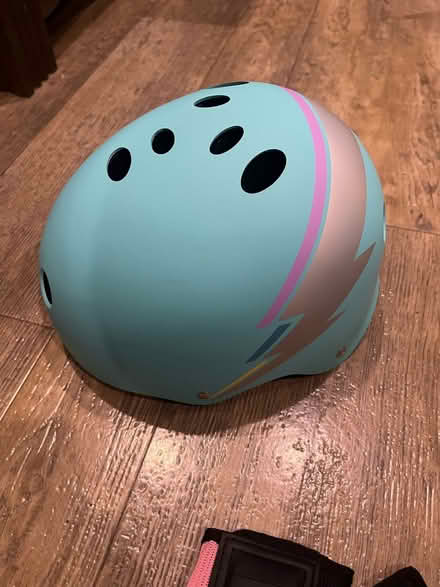 Photo of free Woman’s helmets and gear (Ventura) #3