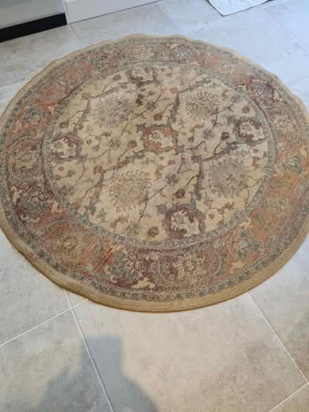 Photo of free Circular rug (SW12 Balham) #1