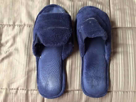 Photo of free Deer foam women’s slippers (East Palo Alto) #4