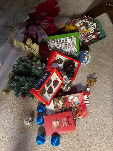 Photo of free Christmas decorations (Hannover & Ballenger) #1