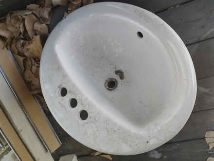 Photo of free Ceramic bathroom sink (76040) #2