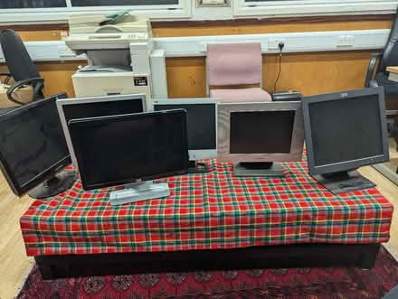 Photo of free 6 PC monitors - Samsung, IBM, HP And More ! (Acton W3) #1