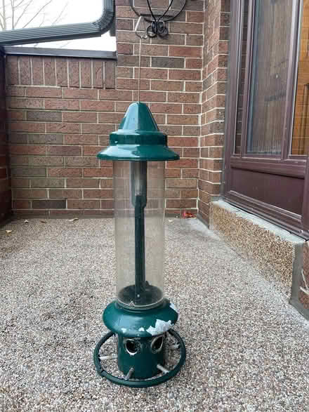 Photo of free Brome squirrel proof bird feeder (Bayview and Sheppard) #1