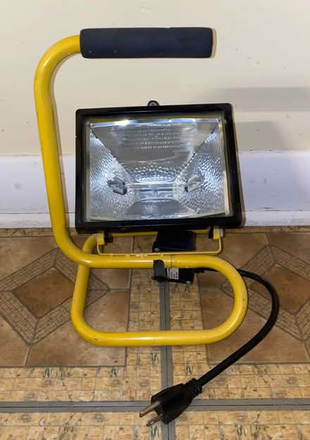 Photo of free Work light, electric (Bloor/ The West Mall) #1