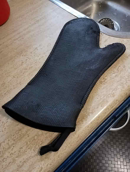 Photo of free Silicone oven glove (Yonge/Sheppard) #1