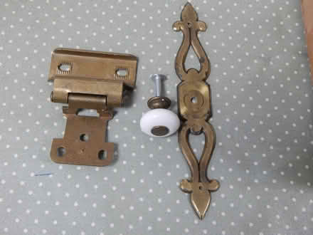 Photo of free knobs and hinges (20882) #1