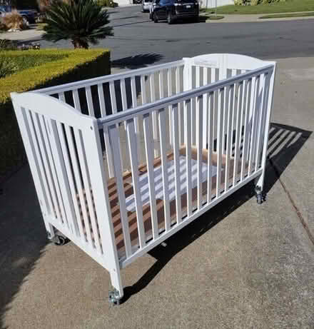 Photo of free used baby crib #2