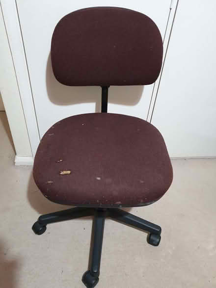Photo of free Button-back office chair with castors - brown (St Pauls Ward GU15) #3
