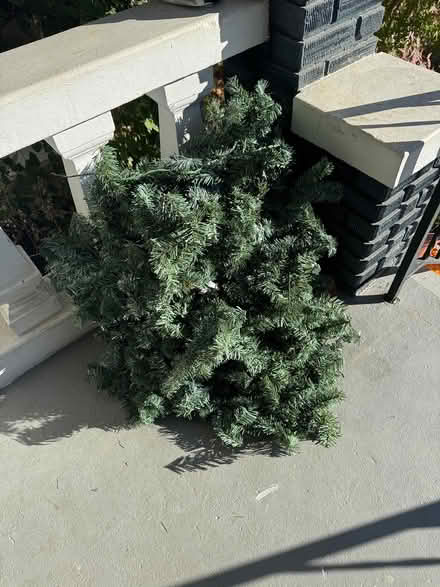 Photo of free 4 pre-lit garland (Bloomingdale) #1