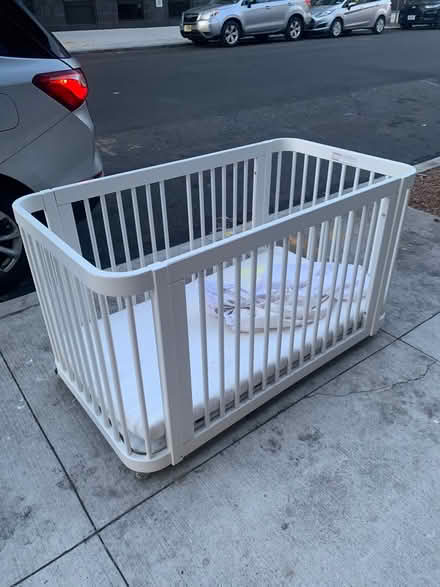 Photo of free crib (Brooklyn) #1