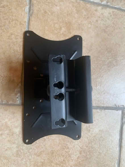 Photo of free tv wall mounting bracket (Starkholmes DE4) #2