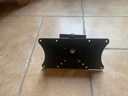 Photo of free TV Wall Mounting Bracket (Starkholmes DE4) #1