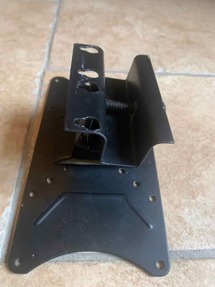 Photo of free tv wall mounting bracket (Starkholmes DE4) #3