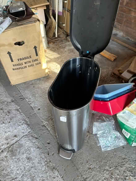 Photo of free waste basket (32 Ridge Road, 48069) #1