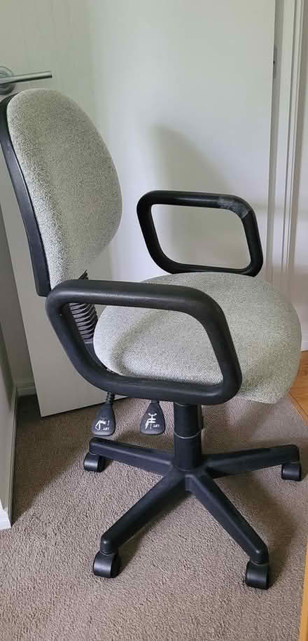 Photo of free Office chair on castors (Nth Ipwich) #2