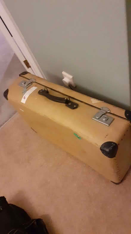 Photo of free Vintage suitcase (Pamber Heath RG26) #3