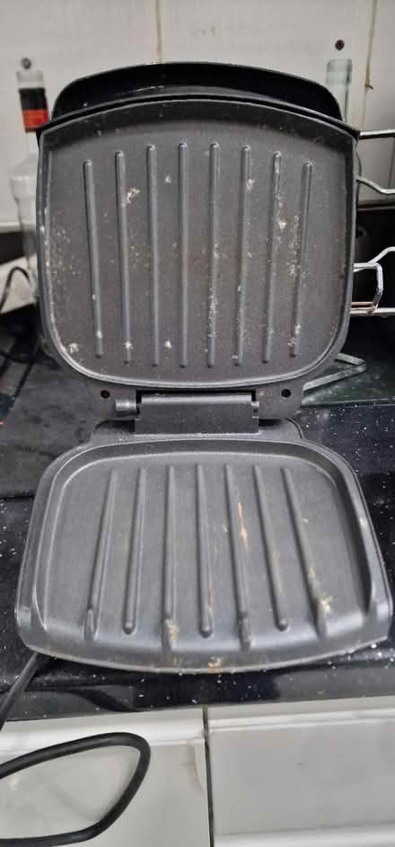 Photo of free Small george foreman grill (brandhall /quinton B68) #2