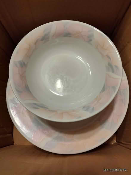 Photo of free China set for 8 (Westmont) #2