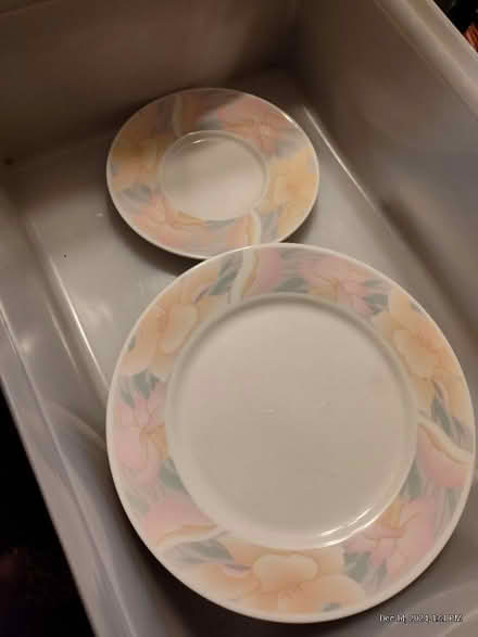 Photo of free China set for 8 (Westmont) #1