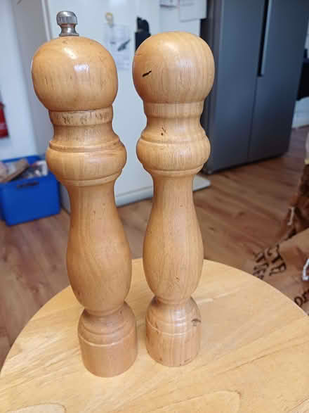 Photo of free Wooden salt and pepper mill (Morley DE21) #1