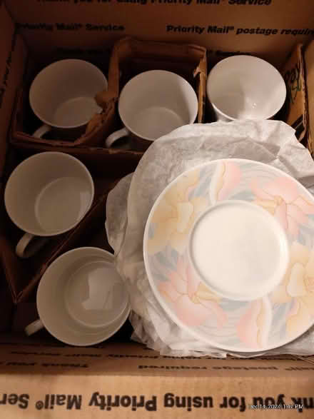 Photo of free China set for 8 (Westmont) #3