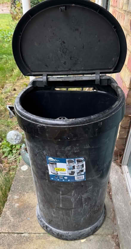 Photo of free Black waste bin (Bracknell Forest RG12) #1