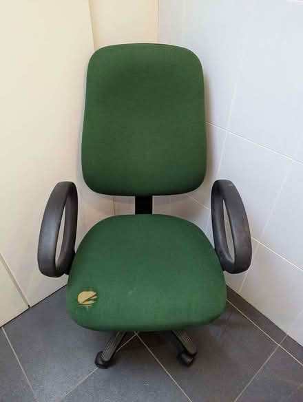 Photo of free Premium desk chair, slightly worn seat (near Kew Gardens) (Kew TW9) #2