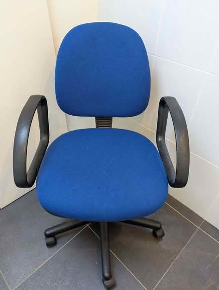 Photo of free Premium desk chair, slightly worn seat (near Kew Gardens) (Kew TW9) #1