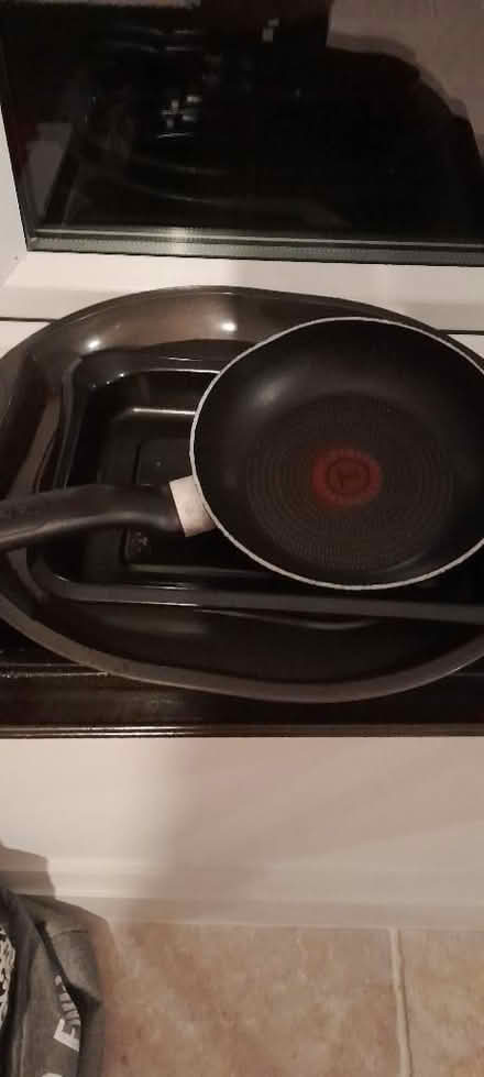 Photo of free Baking tins and small frying pan (Slyne-with-Hest LA2) #1