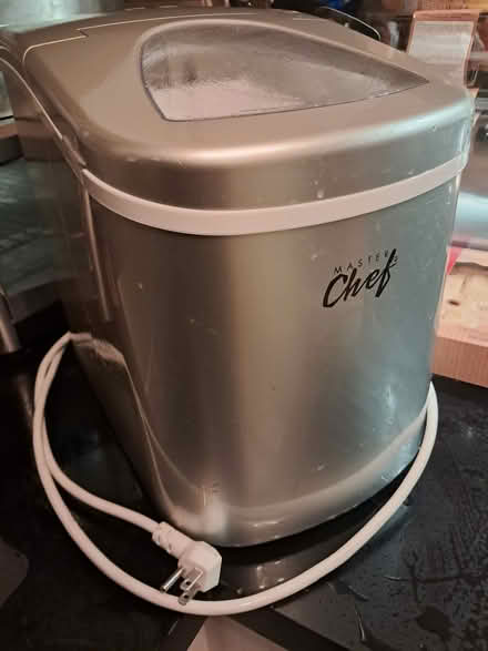 Photo of free Ice machine (Birchmount & St Clair) #3