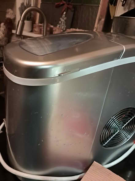 Photo of free Ice machine (Birchmount & St Clair) #1