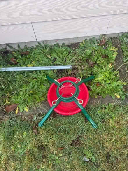 Photo of free Métal Christmas tree stand (98034) #1