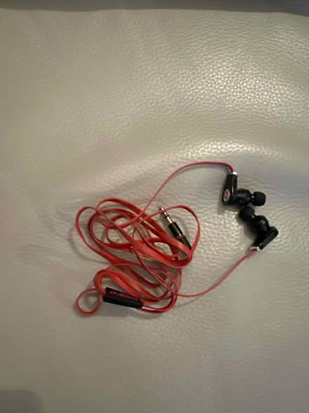 Photo of free Wired Headphone - working (Hazlemere HP15) #1