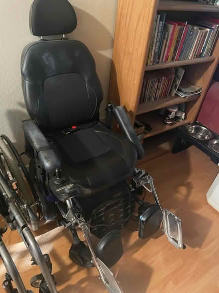 Photo of free Working power chair (Near Oakland Rose Garden) #1