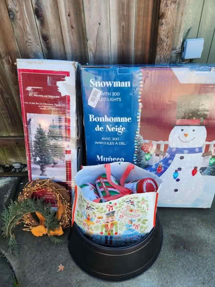 Photo of free Small pile of Christmas decor (Fortuna) #1