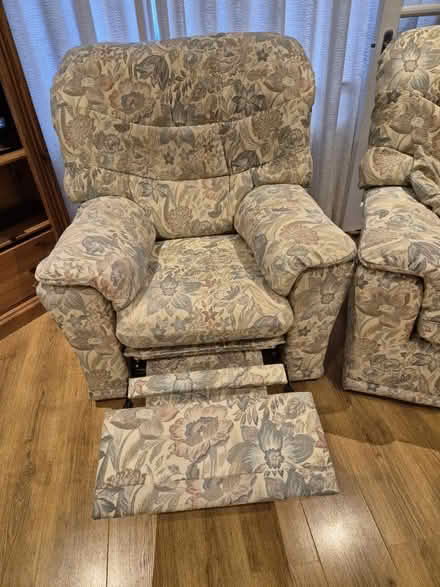 Photo of free 3 piece lounge suite (Epsom, KT17) #4