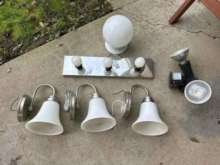 Photo of free lighting fixtures (Fair Oaks near the village) #1