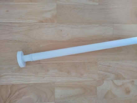 Photo of free White expanding shower curtain rail (Haywood RG12) #1