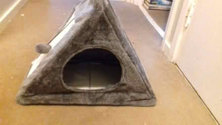 Photo of free Small cat house/bed. (Drum Brae EH12) #1