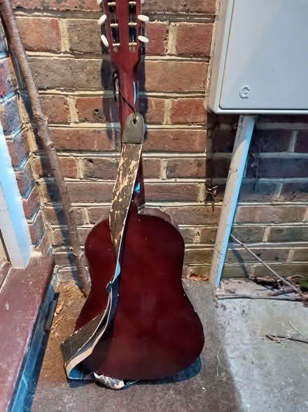 Photo of free Half sized guitar (Keymer BN6) #4