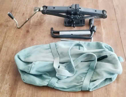 Photo of free Car Jack and its bag (Canning Town E16) #1