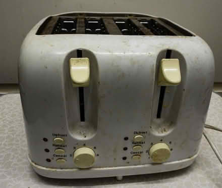 Photo of free 4 Slice Toaster (Hollingthorpe WF4) #1