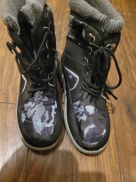 Photo of free Boys snowboots eu 39 size 6 (WA11) #1